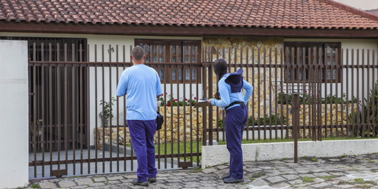 Mutirões contra a dengue passam por ruas de duas regionais de Curitiba