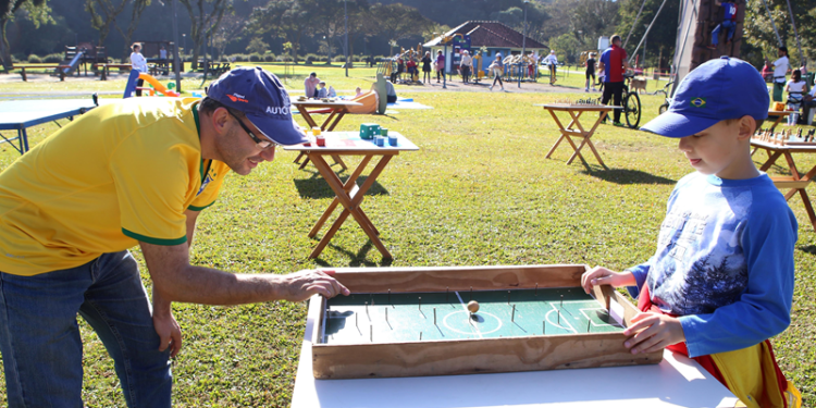 Programação gratuita reúne escalada, piscinas e lazer ao ar livre em Curitiba