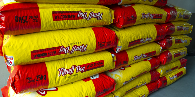 Banco Municipal faz repasse de 3,4 toneladas de ração para cães e gatos de protetores e ONGs