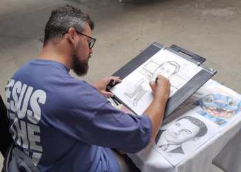 Curso ensina técnica de desenho artístico na Rua da Cidadania do Fazendinha