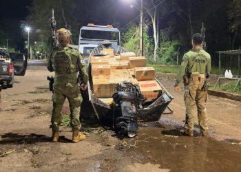 PF e BPFRON apreendem embarcação com 2.500 pacotes de cigarros contrabandeados
