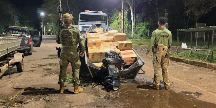 PF e BPFRON apreendem embarcação com 2.500 pacotes de cigarros contrabandeados