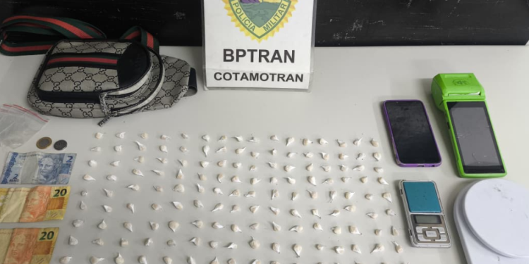 Fiscalização do BPTran, no bairro Sítio Cercado, em Curitiba, termina em apreensão de drogas.