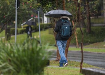 Nova frente fria traz chuvas para o Paraná e risco de temporais na faixa Oeste, prevê Simepar