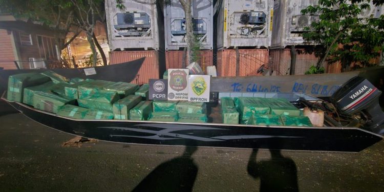 PF, PC e PM apreendem embarcação com cigarros contrabandeados