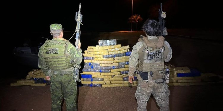PF, PC e PM apreendem embarcação com uma tonelada de drogas