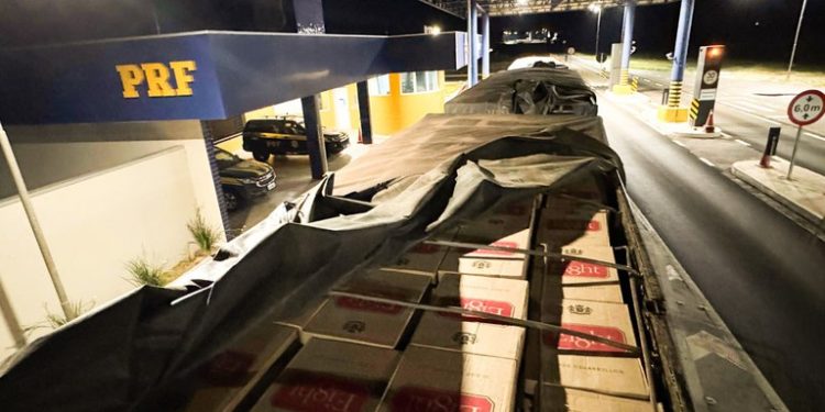 PRF apreende mais de 1,1 milhão de maços de cigarros contrabandeados em um único dia no Paraná