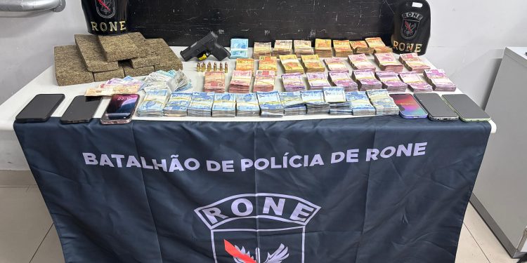 RONE prende casal com drogas, arma e mais de R$ 40 mil na CIC