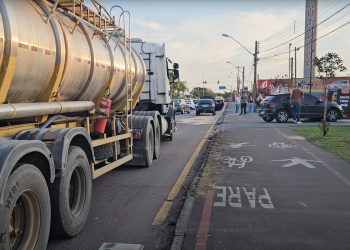 Motorista de carreta distraído colide na traseira de carros na Linha Verde