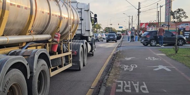Motorista de carreta distraído colide na traseira de carros na Linha Verde
