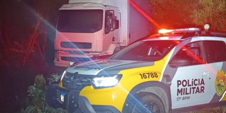 PM recupera dois caminhões roubados em área rural de Fazenda Rio Grande
