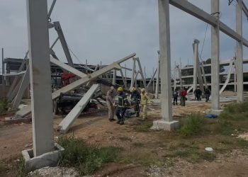 Estrutura de galpão em construção desaba e deixa quatro feridos em Pinhais
