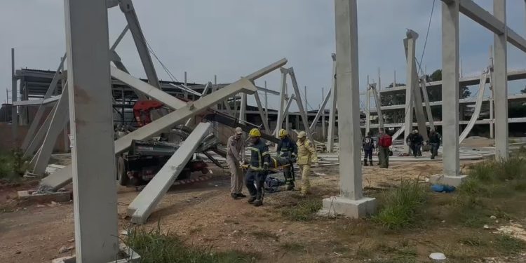 Estrutura de galpão em construção desaba e deixa quatro feridos em Pinhais