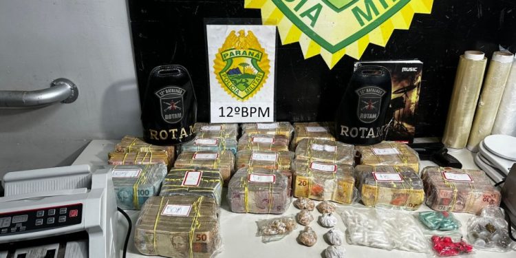ROTAM descobre “casa cofre” de líder do tráfico do Parolin e encontra drogas e meio milhão de reais