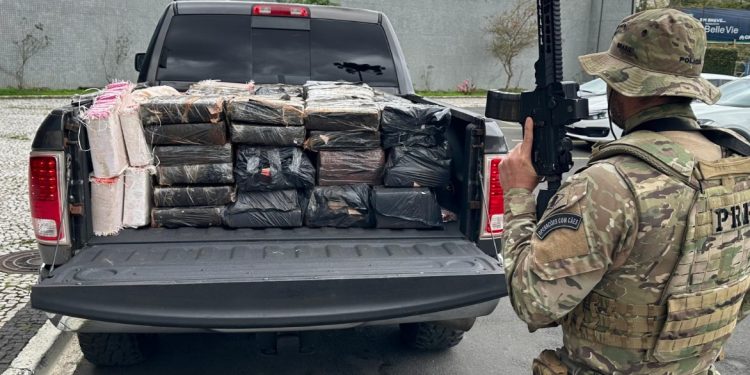 Após acompanhamento tático, PRF apreende mais de uma tonelada de maconha na BR-277