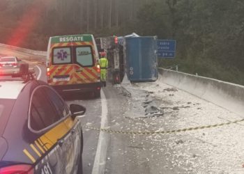 Motorista morre após tombamento de caminhão na BR-116, em Campina Grande do Sul