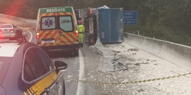 Motorista morre após tombamento de caminhão na BR-116, em Campina Grande do Sul