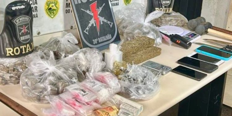 ROTAM e equipe K9 fecham biqueira e cinco são presos