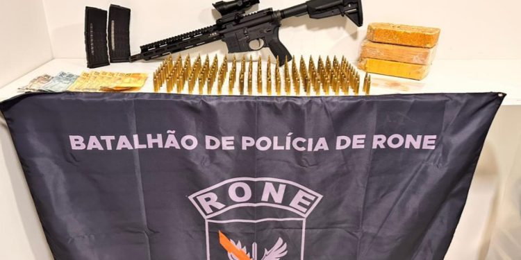 RONE prende indivíduo e apreende fuzil, munições e crack