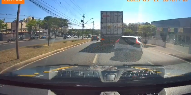 Perseguição termina com apreensão de 399 kg de maconha e veículo furtado, diz PRF