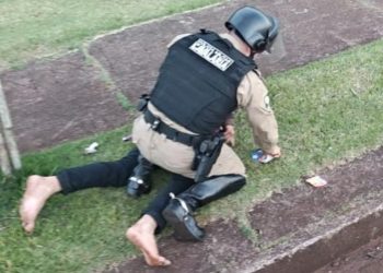 Policiais a cavalo realizam acompanhamento tático e PM salta do animal para deter indivíduo