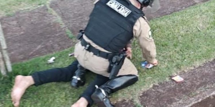 Policiais a cavalo realizam acompanhamento tático e PM salta do animal para deter indivíduo