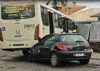 Carro avança preferencial e provoca acidente fatal ao colidir em ônibus em Pinhais