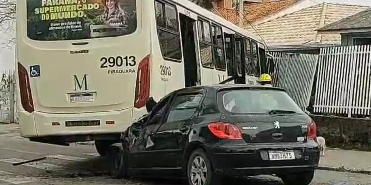Carro avança preferencial e provoca acidente fatal ao colidir em ônibus em Pinhais