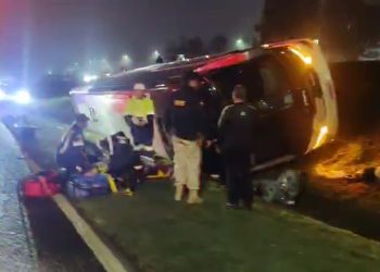 Ônibus de viagem tomba na BR-277, mata turista equatoriano e deixa 12 feridos