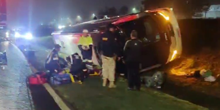 Ônibus de viagem tomba na BR-277, mata turista equatoriano e deixa 12 feridos