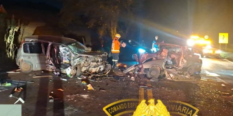 Colisão frontal deixa dois mortos e dois feridos na PR-445