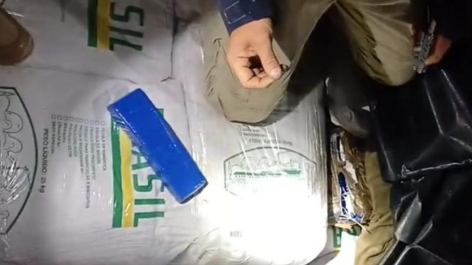 PRF apreende mais de 1,6 tonelada de maconha escondida em carga de fécula de mandioca no Paraná