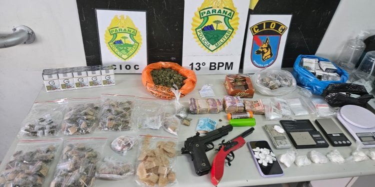 Polícia Militar fecha centro de distribuição de drogas e prende cinco no Tatuquara