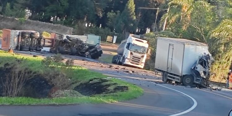 Colisão entre carreta e caminhão deixa uma vítima fatal na BR-277