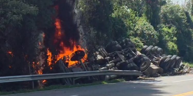 Curitibano salva motorista de carreta em chamas na região metropolitana de Curitiba