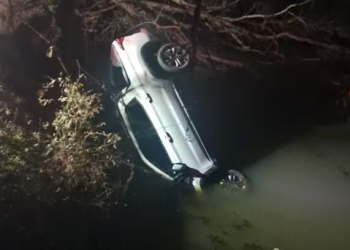 Casal morre após caminhonete cair de ponte e afundar em rio no Paraná