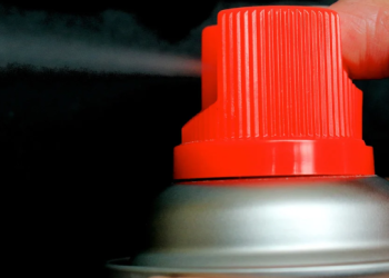 Mulher é agredida pelo companheiro e reage lançando inseticida no rosto do agressor