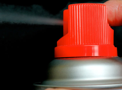 Mulher é agredida pelo companheiro e reage lançando inseticida no rosto do agressor