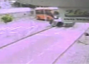 Viatura da Guarda Municipal capota após colisão com biarticulado no Centro de Curitiba