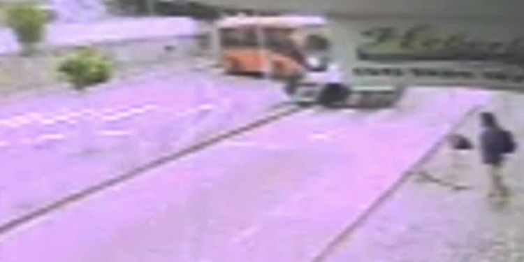 Viatura da Guarda Municipal capota após colisão com biarticulado no Centro de Curitiba