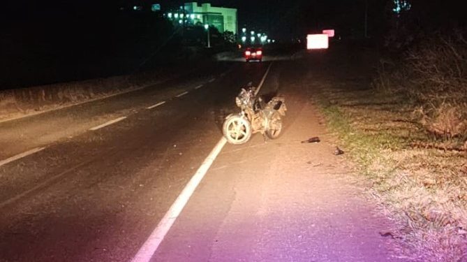 Motociclista perde ao vida ao colidir em mureta de concreto e ser atropelado