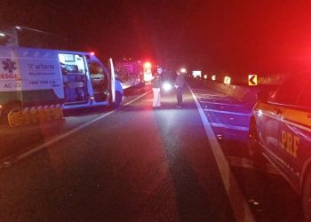 Capotamento na BR-116 em Campina Grande do Sul deixa duas pessoas mortas e uma gravemente ferida