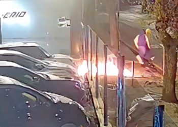 Incêndio criminoso destrói veículos em loja de revenda no Água Verde