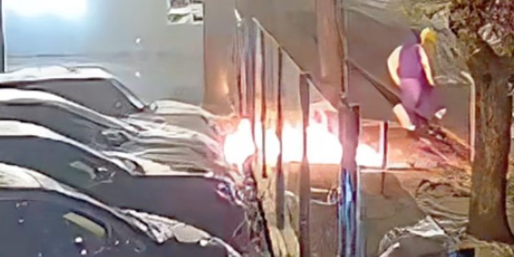 Incêndio criminoso destrói veículos em loja de revenda no Água Verde