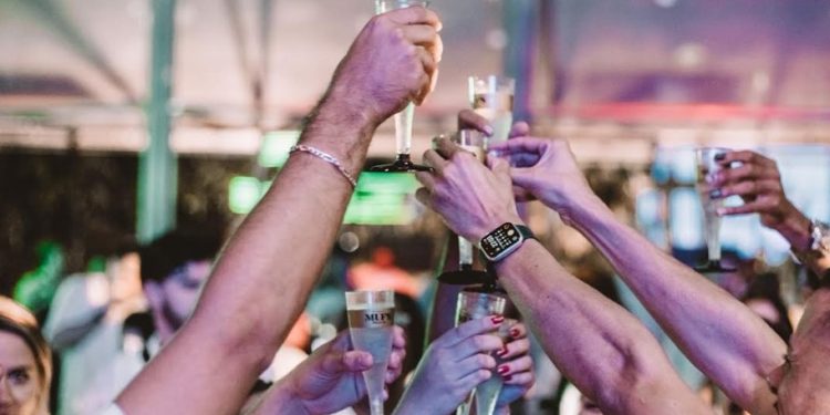 Maior festa de Réveillon de Curitiba chega mais uma vez na Ópera de Arame. Virada Paradisíaca já tem ingressos à venda