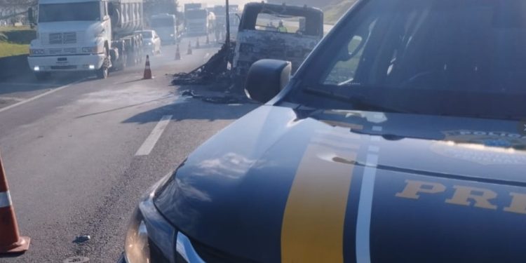 Motociclista morre após ser prensado entre caminhões no Contorno Leste em São José dos Pinhais