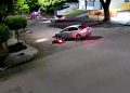 Condutor do carro tenta realizar retorno em cruzamento e deixa motociclista ferido