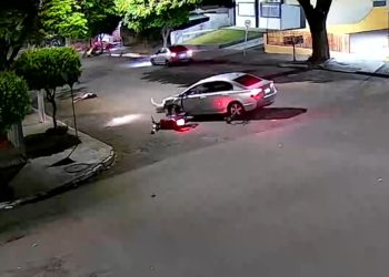 Condutor do carro tenta realizar retorno em cruzamento e deixa motociclista ferido