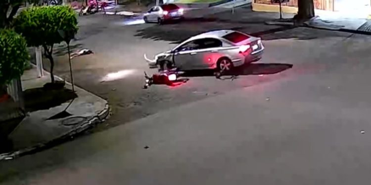 Condutor do carro tenta realizar retorno em cruzamento e deixa motociclista ferido