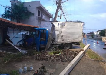 Motorista e passageiro desaparecem após caminhão colidir contra muro e poste no Cajuru